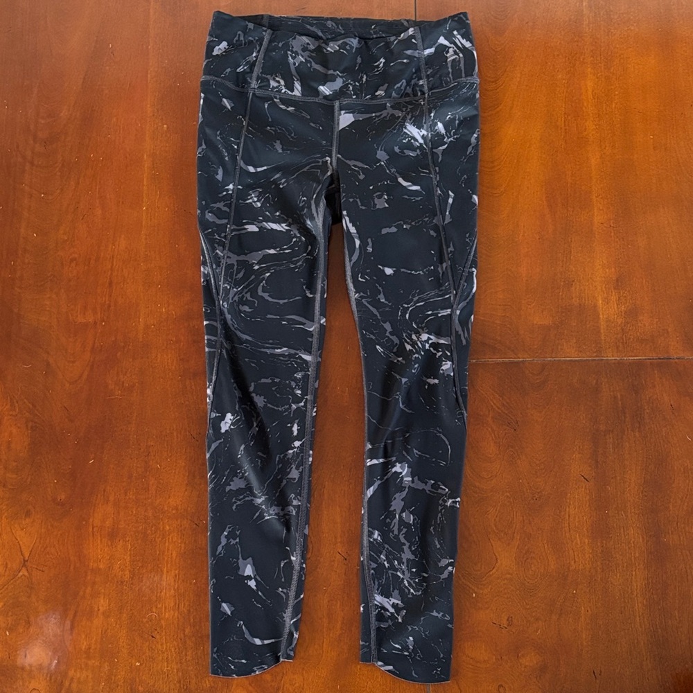 Athleta 7/8 Velocity Black and Gray Marble Print Women's Leggings